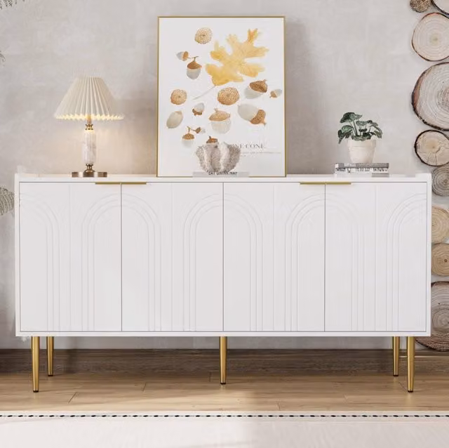 Credenza moderna con 4 ante e ripiani regolabili; MDF bianco; gambe in ferro dorato; 140 x 38 x 75 cm