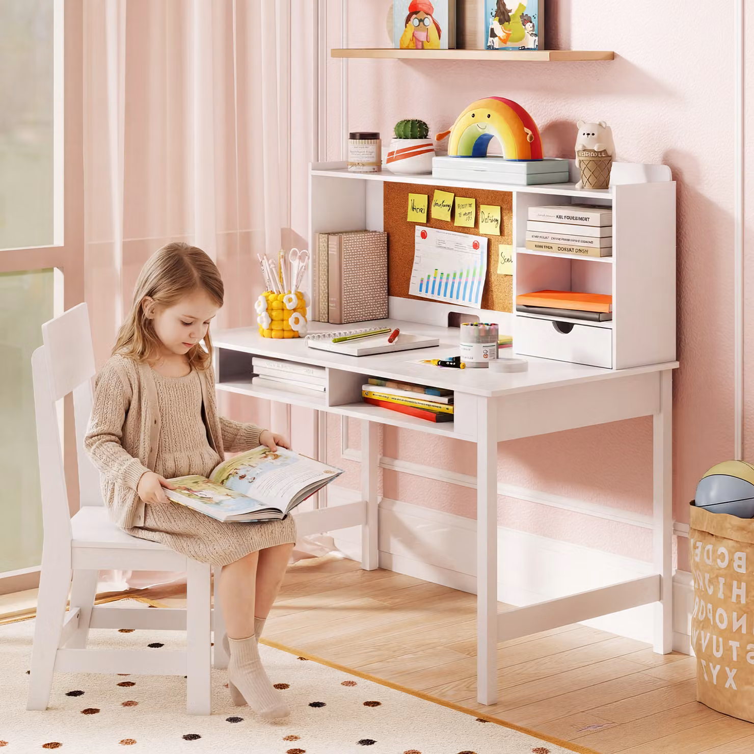 Set scrivania e sedia in legno Costway per bambini con cassetto e ripiani, postazione computer bianca per cameretta