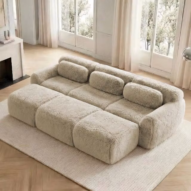 Divano panoramico modulare MIVRAY a 3 posti in tessuto beige con pouf coordinati e design moderno per il tuo soggiorno