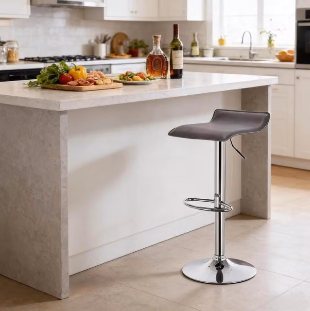 Sgabello da bar regolabile in altezza con seduta in similpelle grigia e base in acciaio cromato