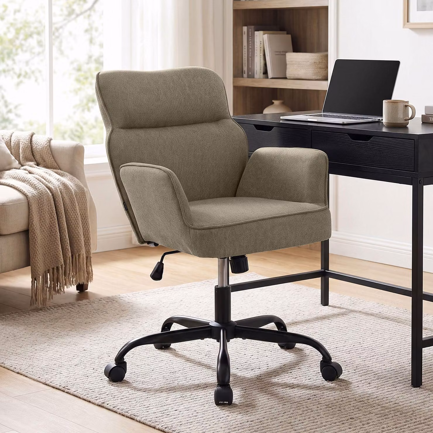 Sedia da ufficio CLP Amado, rivestita in tessuto, regolabile in altezza, girevole a 360°, con schienale fino a 135 kg | Colore: tortora