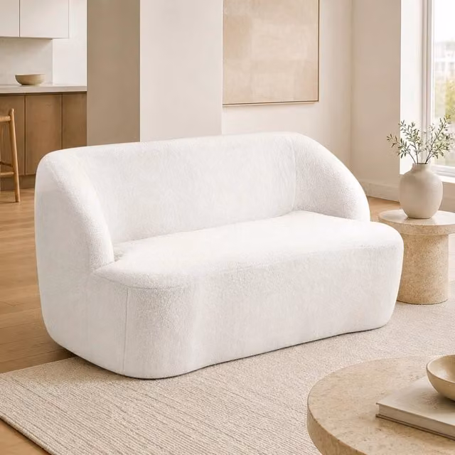 Divano 2 posti ULEVR 142x85x73,5 cm dal design curvo, imbottito in schiuma e rivestito in pile bianco