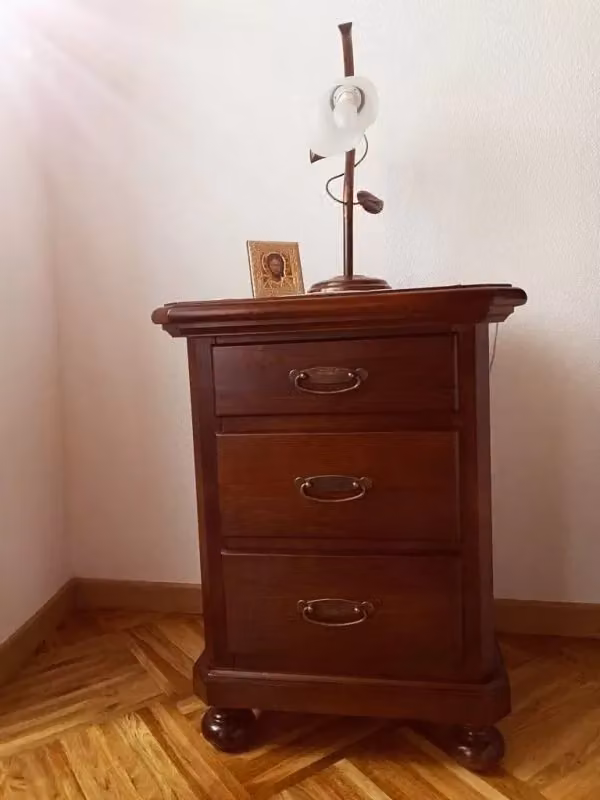 Comodino classico in legno con 3 cassetti Mobili 2G colore noce L: 50 cm, P: 38 cm, H: 66 cm – 2
