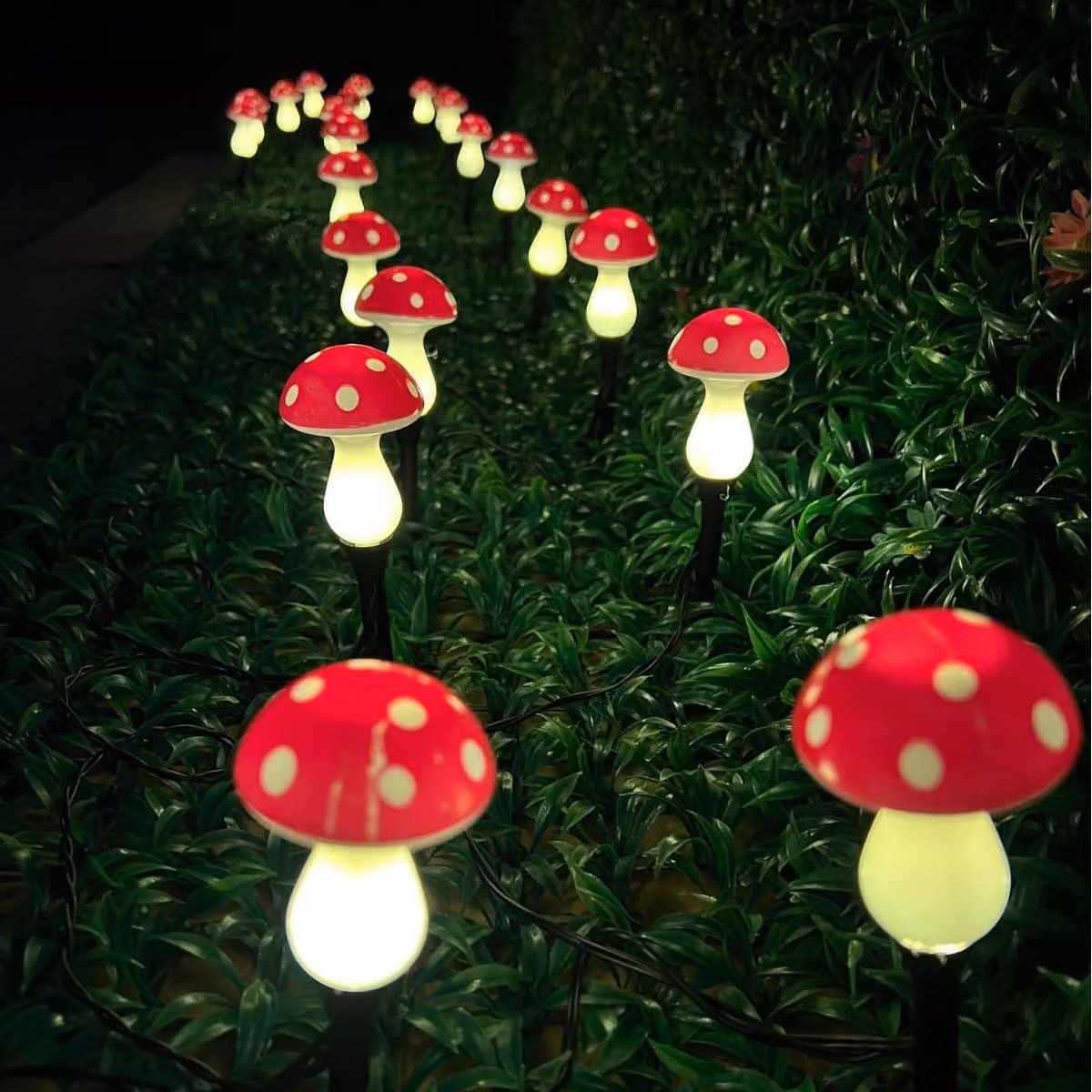 Confezione da 20 luci da giardino solari a picchetto, forma di piccoli funghi rossi, luce bianco caldo, 8 modalità