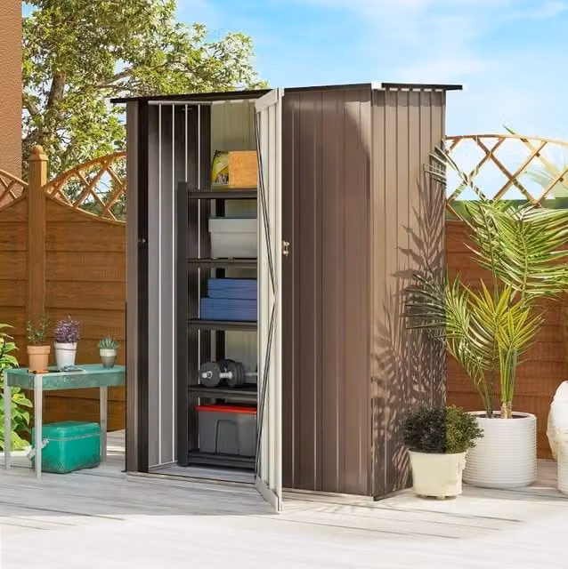 Casetta porta attrezzi in metallo con tetto spiovente e porta chiudibile; 142x84x177/189 cm; marrone