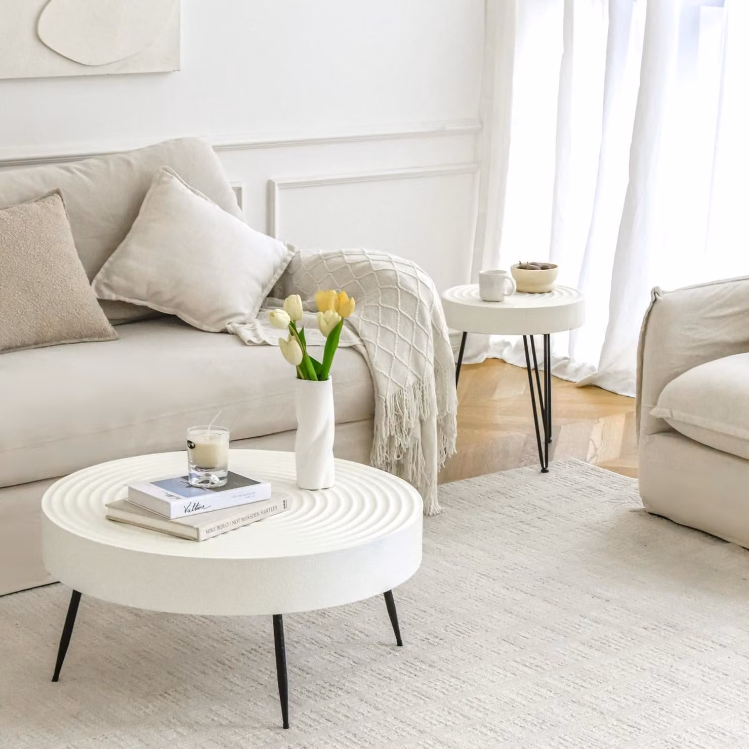 Set di tavolini da divano, forma rotonda, 2 pezzi. Dimensioni: Ø77x36 cm / 40x47 cm. Colore: bianco. Design con venature del legno