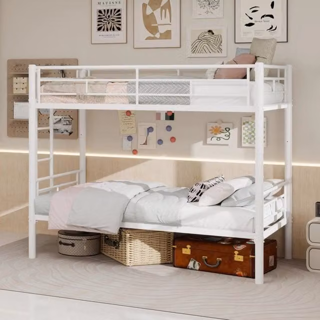 Letto a castello OKWISH in metallo bianco con scala e barriere, convertibile in due letti singoli, L/P/H: 90 x 190 x 156 cm