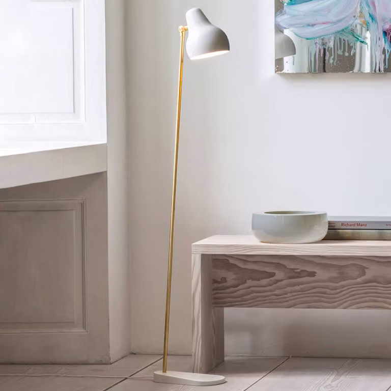 Louis Poulsen Lampada da terra di design VL38, dimmerabile, Bianco / Opale, Soggiorno / Sala da pranzo, Alluminio, Design, Lampada da terra