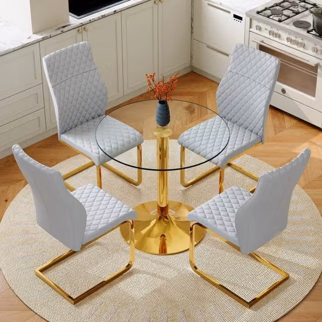 Set tavolo e sedie: tavolo rotondo in vetro Ø85 cm con struttura in metallo dorato, stile leggermente lussuoso, abbinato a 4 sedie da pranzo moderne grigio chiaro e oro