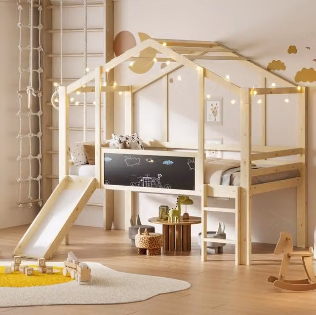 Letto a soppalco 90x200 cm con scivolo e lavagna in legno colore naturale