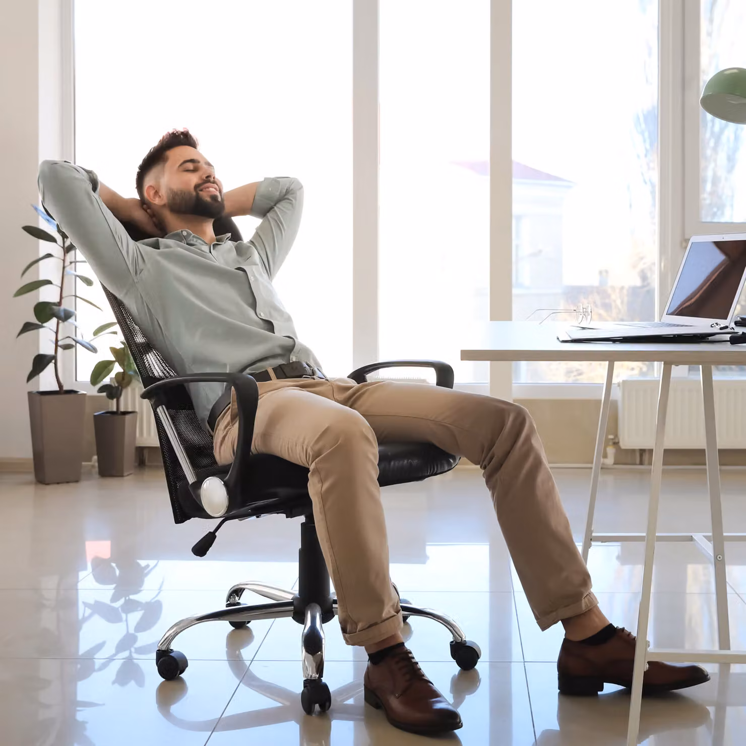 Sedia da ufficio girevole Casaria® nera con braccioli e ruote per home office – 2