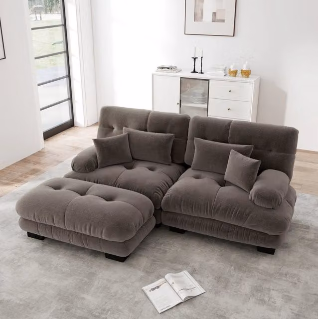 Divano modulare in chenille marrone con ottoman mobili; cuscini lombari e decorativi