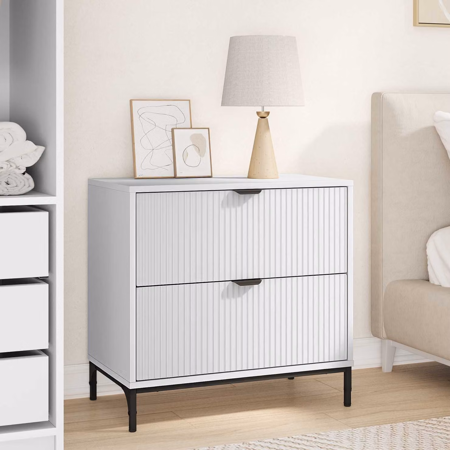 Comodino moderno vidaXL in legno ingegnerizzato e metallo, Bianco, L: 63,5 cm, P: 36 cm, H: 61 cm
