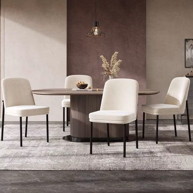 Set di 4 sedie da pranzo moderne FOLYNA in velluto beige con struttura in metallo nero e seduta imbottita L/P/H: 42.5 x 53 x 82 cm