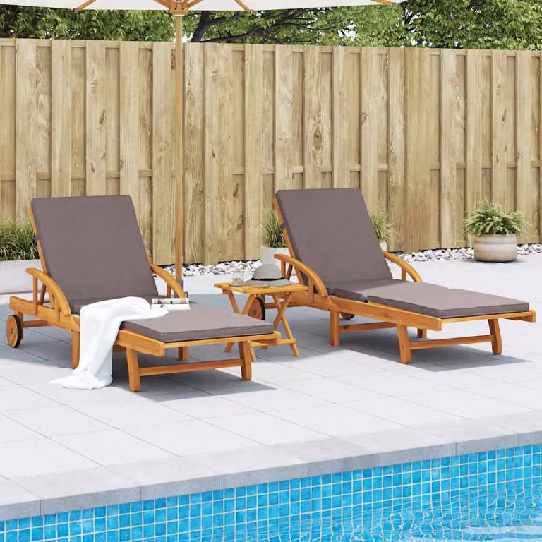 Set di 2 lettini da giardino vidaXL in legno di acacia oliato con cuscini in tessuto resistente ai raggi UV, poggiatesta regolabile e ruote, L: 200 cm, P: 68 cm, H: 83 cm
