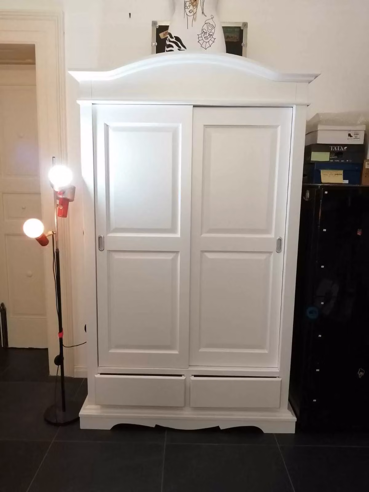 Armadio Shabby Chic Mobili 2G in Legno di Pino Bianco con 2 Ante Scorrevoli e Cassetti L: 122 cm, P: 60 cm, H: 200 cm – 2