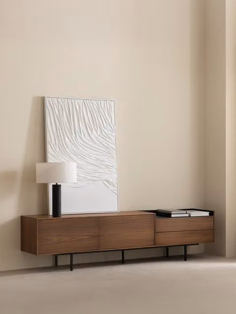 Mobile TV Joelle Kenay Home in impiallacciatura noce marrone con vani porta media e passacavi, L: 222 cm, H: 54 cm