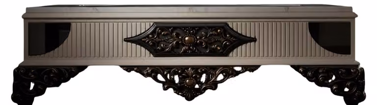 Tavolino in stile barocco dalle forme opulente e dall'eleganza raffinata
