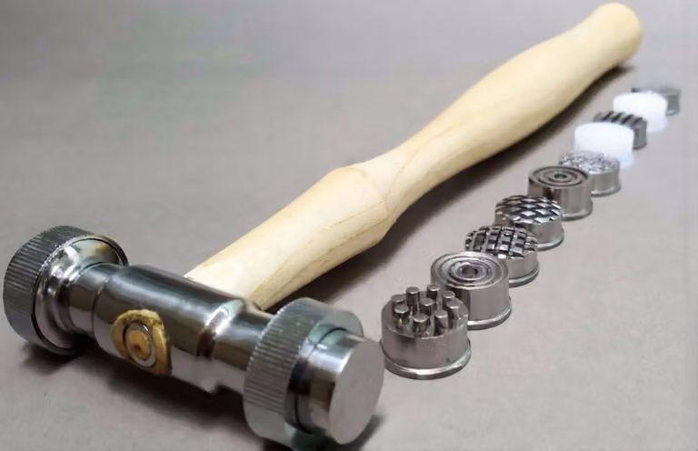 Martello per texture, con 12 inserti intercambiabili, manico in legno, ideale per la lavorazione dei metalli