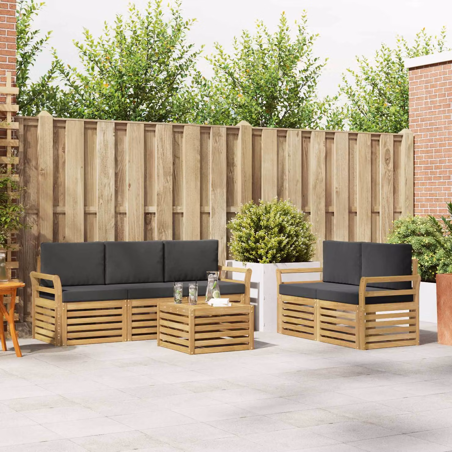 Set di divani da esterno vidaXL a forma di L con tavolino, composto da 6 pezzi in legno di acacia e tessuto bianco e antracite