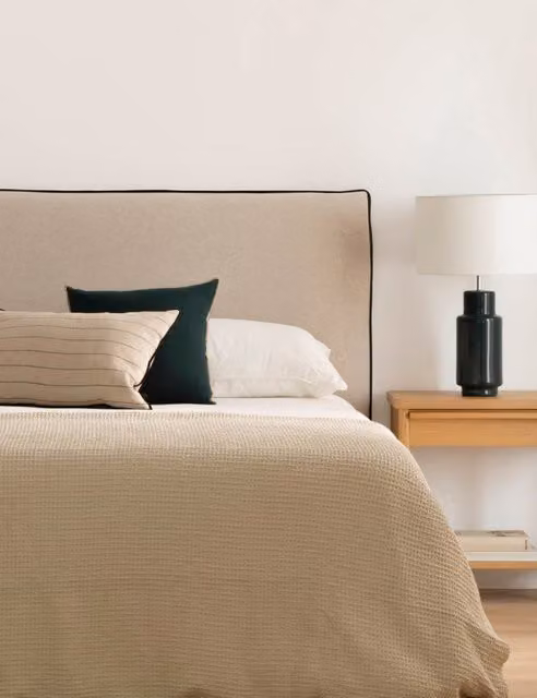 Testata imbottita sfoderabile Naila Kenay Home beige con bordo nero 160 cm