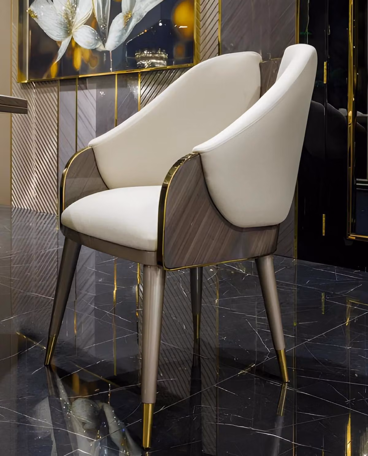 Elegante sedia con dettagli dorati e rivestimento di alta qualità