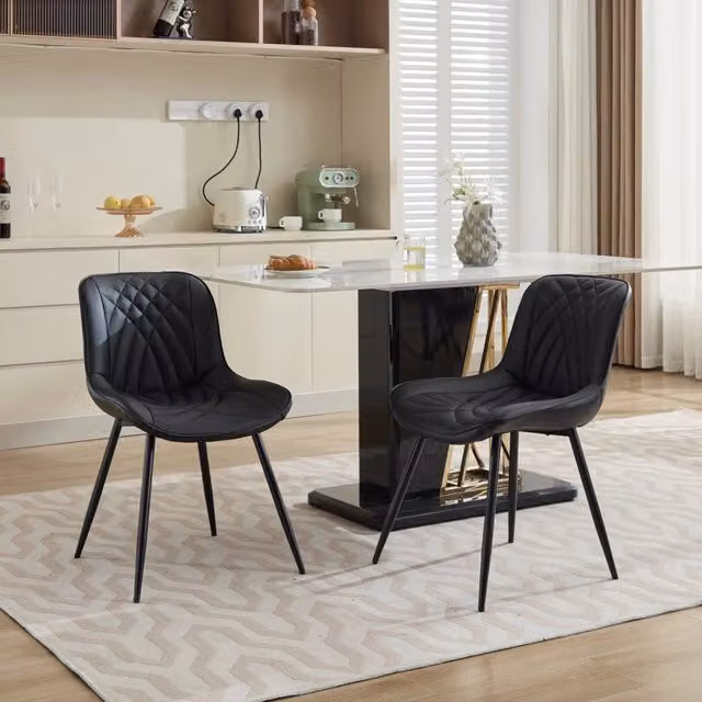 Set di 2 sedie da pranzo SINGULARTY in ecopelle nera con motivo geometrico trapuntato e gambe in metallo per cucina e sala da pranzo