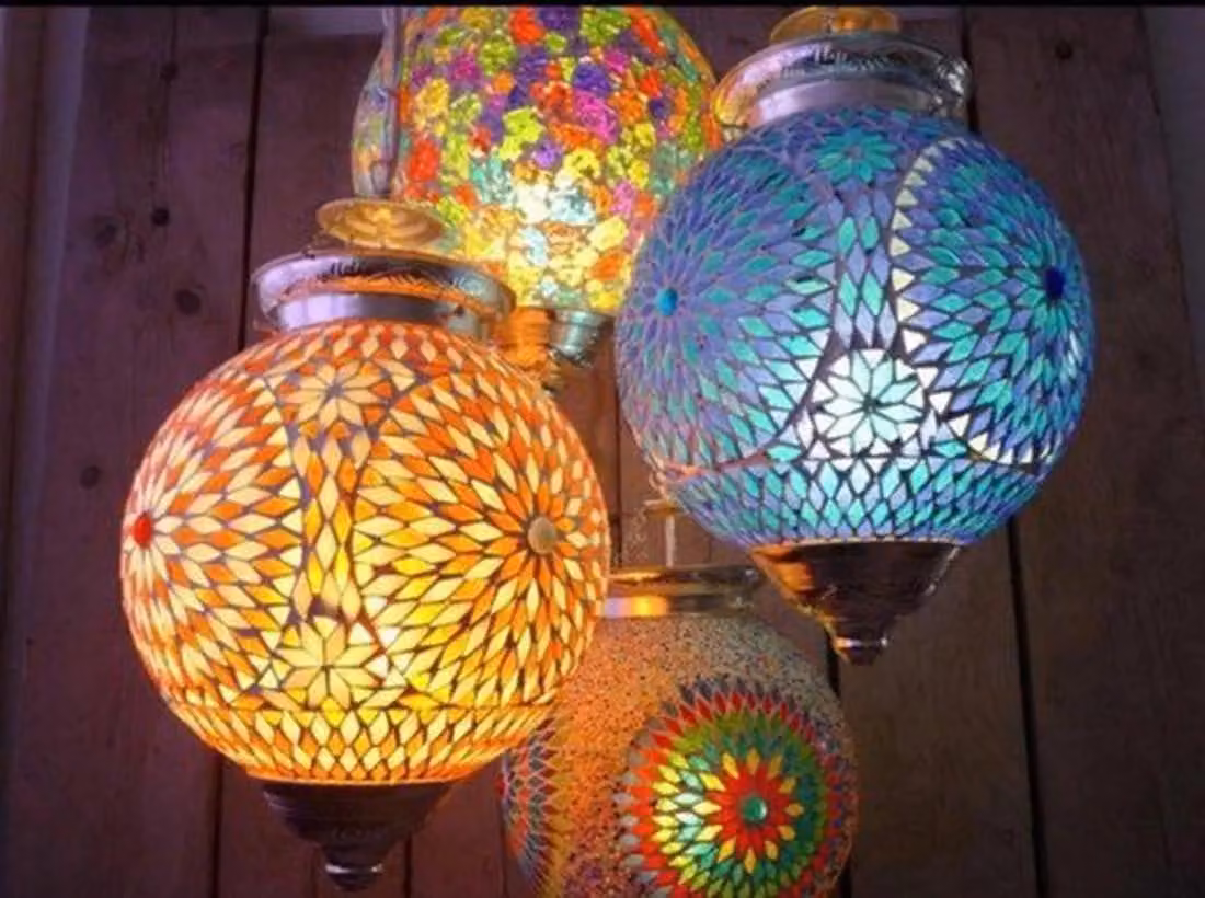 Lampada turca Moosik realizzata a mano a forma di stella colorata con paralume in vetro da 25 cm