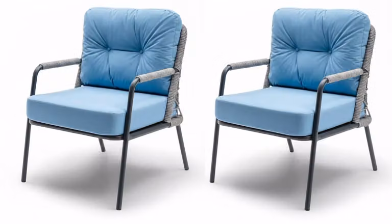 Sedia blu chiaro, stile moderno, morbida imbottitura della seduta, intreccio, nuova