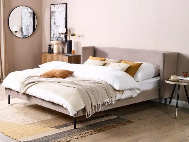 Letto Beliani moderno con rete a doghe arcuate e struttura imbottita in velluto, L/P: 180 x 200 cm
