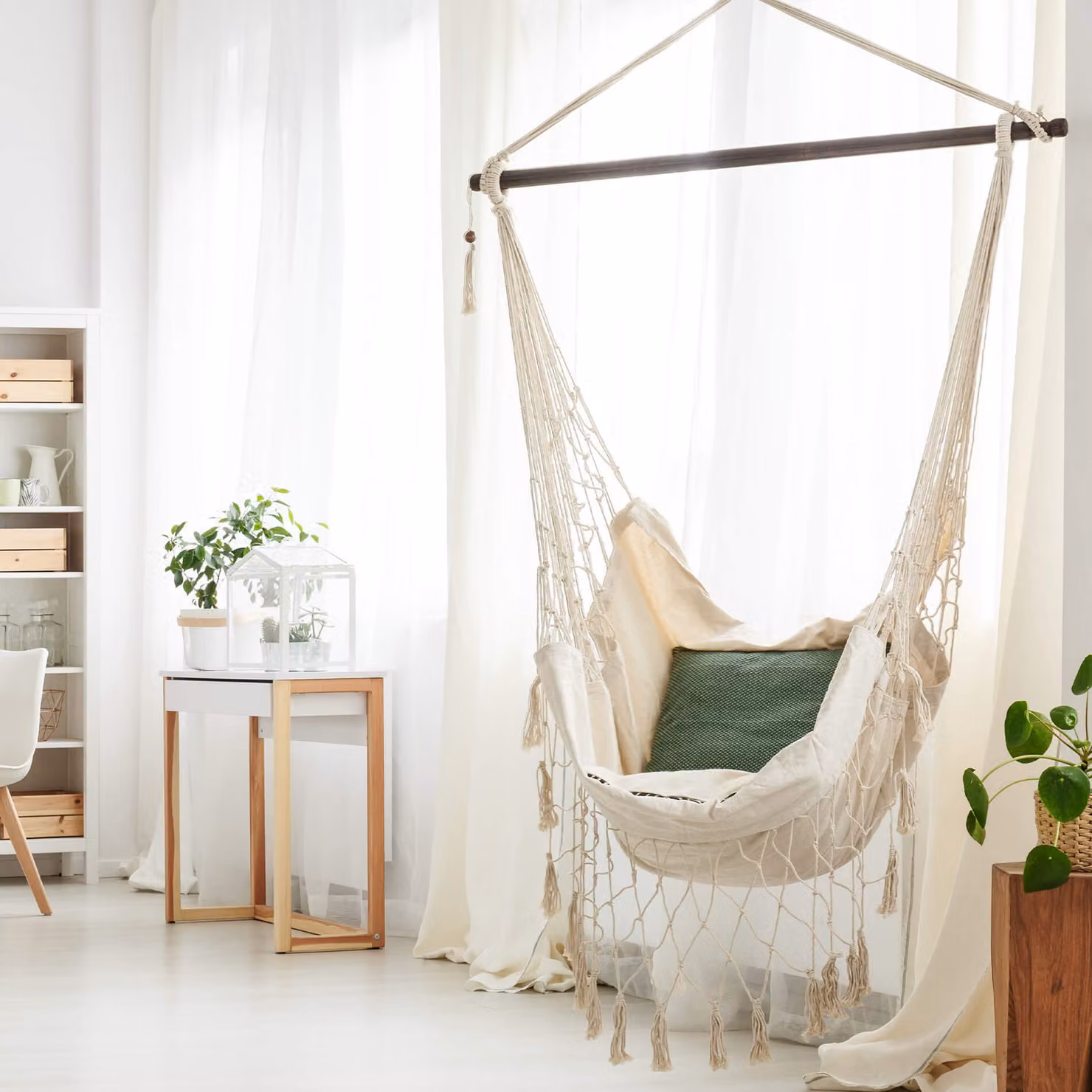 Sedia sospesa Rebecca Mobili con cuscino in cotone imbottito, beige
