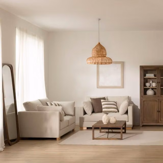 Set di divani Banak Milú composto da un modello a 3 posti e uno a 2 posti, rivestimento in tessuto beige con struttura in legno massicco e cuscini inclusi