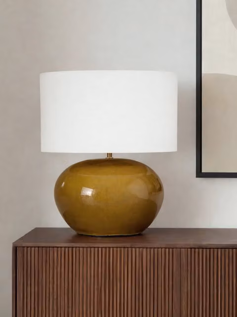 Lampada da tavolo rotonda Kenay Home in ceramica e tessuto color senape e bianco