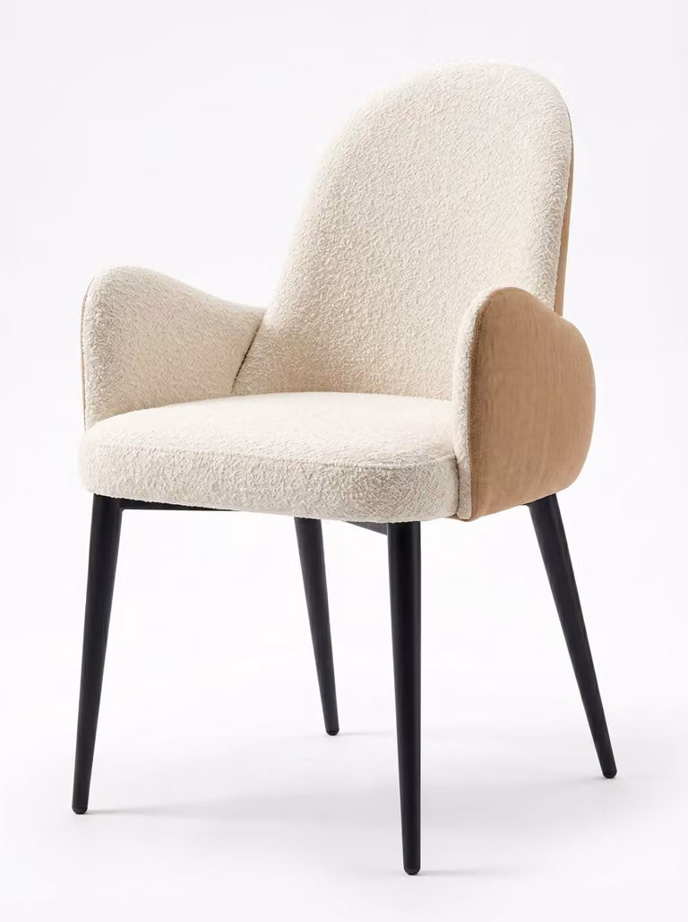 Elegante sedia da pranzo, colore beige chiaro, tessuto, braccioli avvolgenti