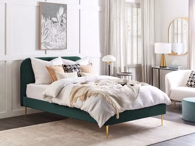 Letto Beliani in velluto verde con gambe dorate e rete a doghe in legno, design minimalista, L/P/H: 215 x 140 x 153 cm