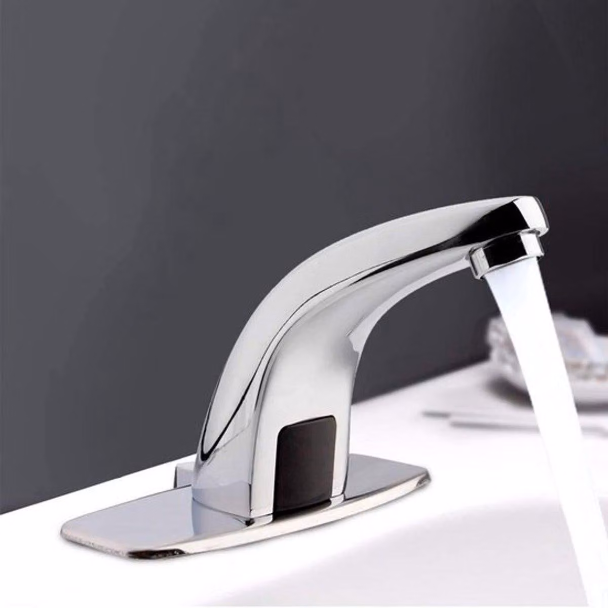 Rubinetto con sensore a infrarossi: efficiente dal punto di vista energetico e igienico, finitura cromata, adatto per bagno e cucina, design moderno