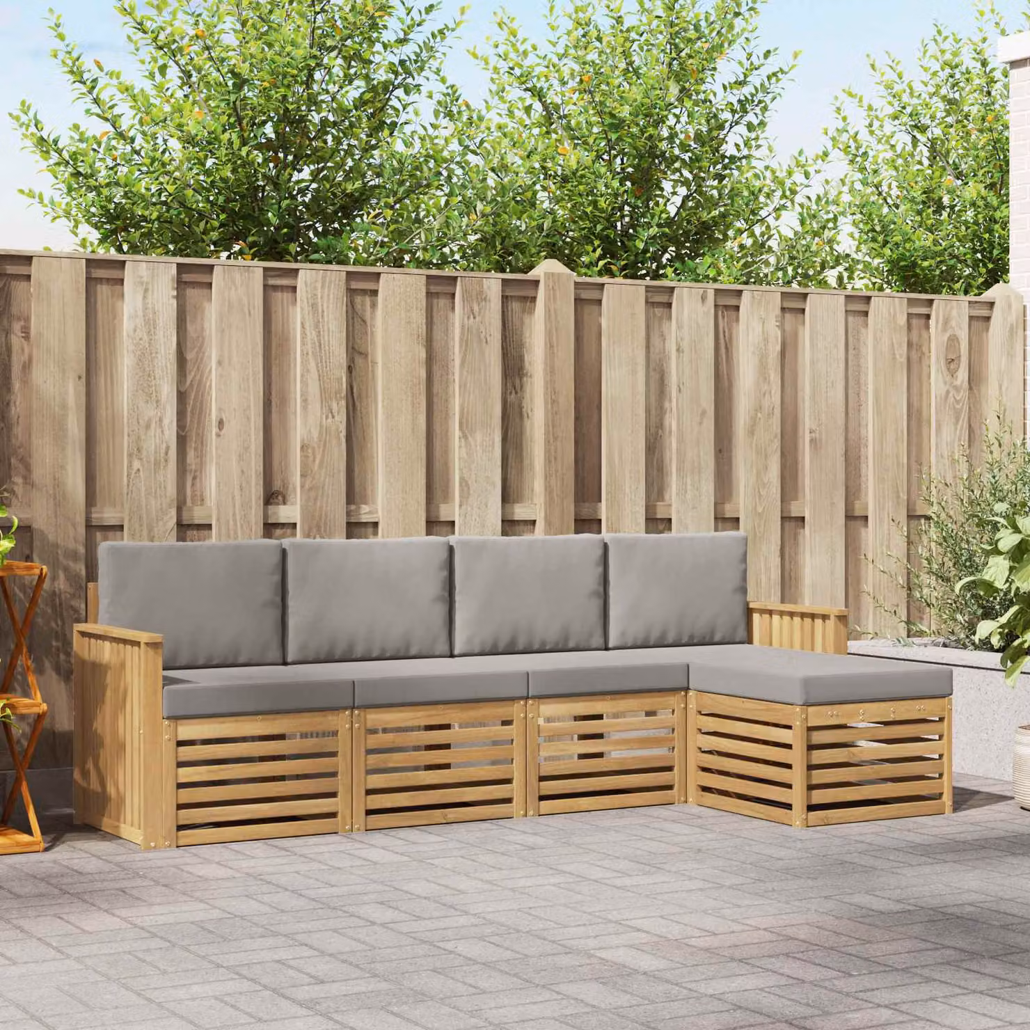 Set di divani da esterno vidaXL a forma di L composto da 5 pezzi con pouf, in legno di acacia e tessuto resistente ai raggi UV, colore bianco e grigio