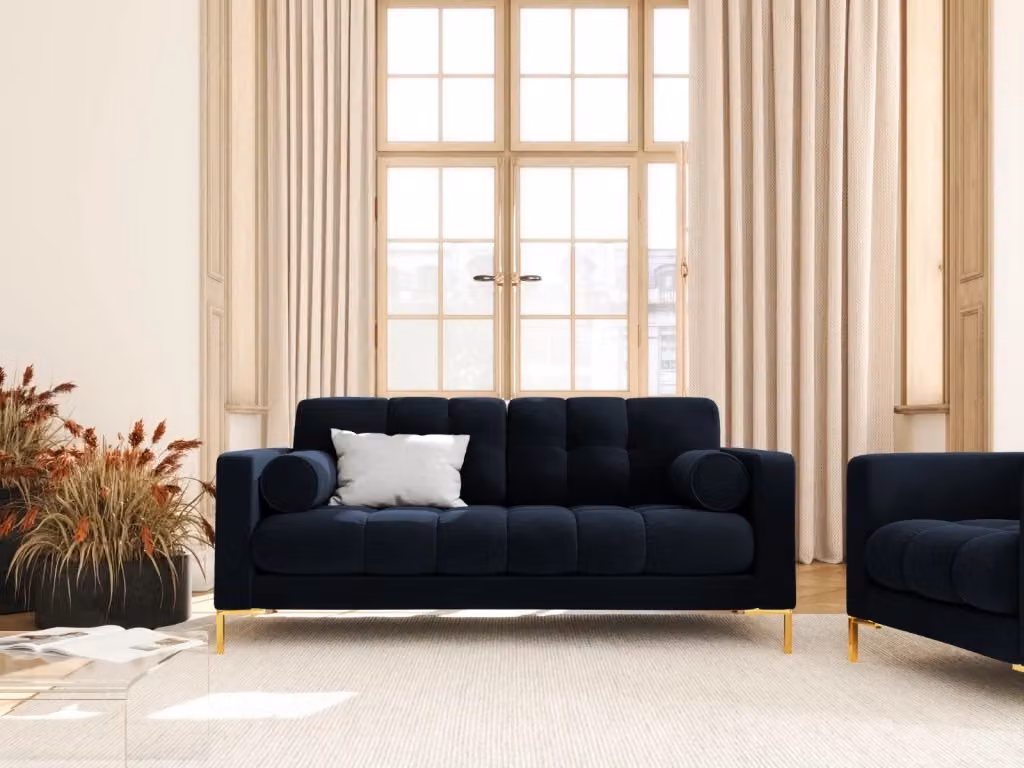 Divano 2 posti Bali di Cosmopolitan Design in velluto blu scuro con dettagli oro e cuscini inclusi L: 152 cm, P: 75 cm, H: 92 cm – 2