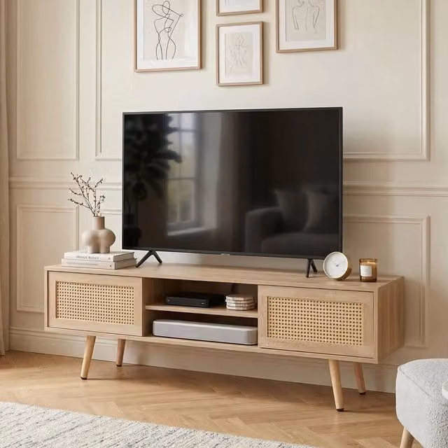 Mobile TV con ante scorrevoli in rattan; 3 ripiani regolabili; gambe in legno e piedini in PVC; effetto legno naturale