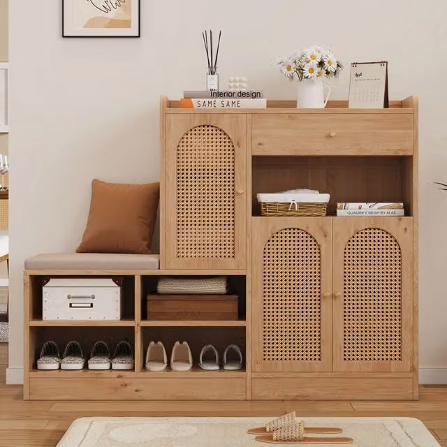 Scarpiera con panca imbottita 3 ante in rattan 4 ripiani aperti e cassetto in truciolare naturale 142 × 35 × 110 cm