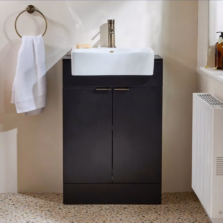 Mobile Bagno a Terra Grigio Nero da 550mm con Lavabo e Maniglie con Impugnatura a Dito in Ottone Spazzolato - Cluo