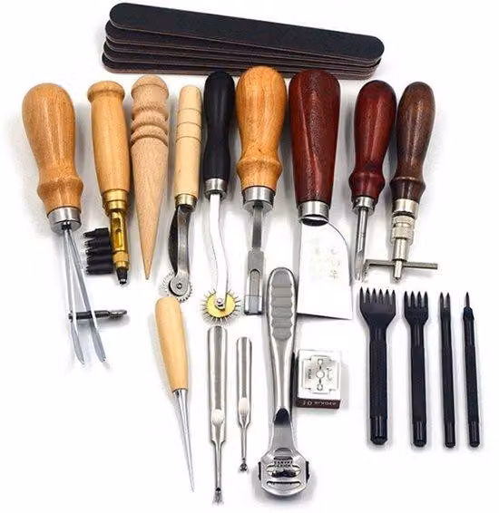 Kit di strumenti per la lavorazione del cuoio, 19 pezzi - Attrezzi adatti sia per il cuoio che per i metalli - Set di timbri per cuoio - Set di punteruoli per cuciture - Utensili resistenti - Ideale per progetti fai-da-te - Attrezzi adatti sia per il cuoi