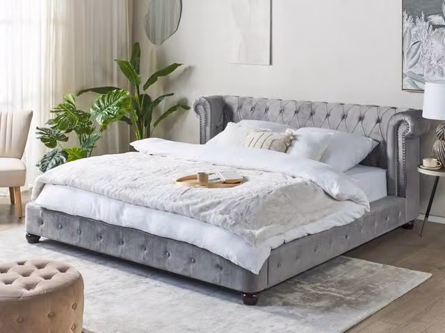 Letto Beliani in velluto grigio con testiera classica Chesterfield e rete a doghe in legno L/P/H: 180 x 200 x 126 cm – 1