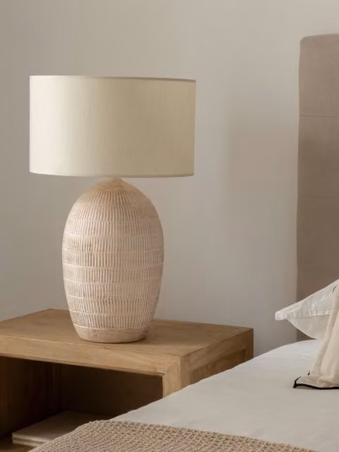 Lampada da tavolo Loft Kenay Home in ceramica bianca e tessuto beige