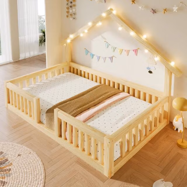Letto a casetta 90x200 cm in legno con barriera di sicurezza e catena LED; naturale