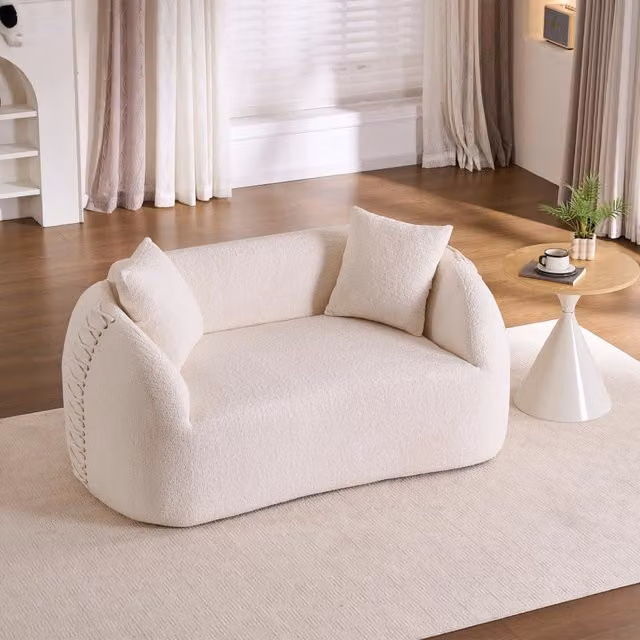 Divano curvo moderno 2 posti, velluto a coste color crema, con decoro intrecciato sui braccioli. Compatto per appartamenti, nessuna montaggio richiesto