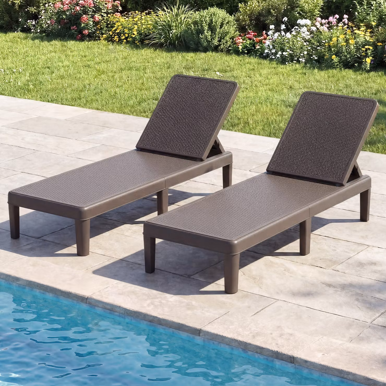 Set di 2 lettini prendisole da giardino Costway in rattan marrone con schienale regolabile a 4 livelli e resistenza alle intemperie
