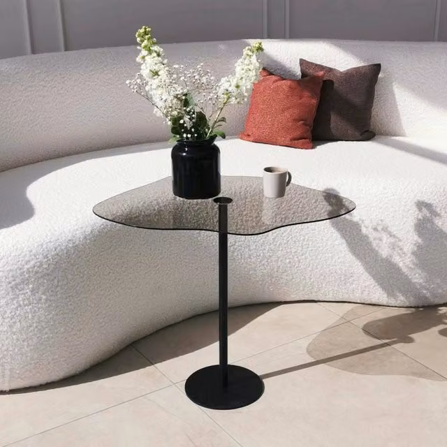 Tavolino da salotto moderno DMORA con piano in vetro trasparente e struttura in metallo nero, L: 60 cm, P: 45 cm, H: 50 cm