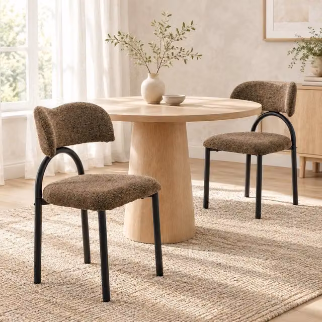 Desviae Set di 2 sedie da pranzo imbottite in tessuto marrone con struttura in metallo nero e schienale curvo compatto