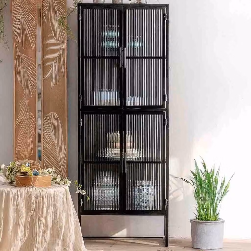Vetrina Wanderlust Deco in metallo nero con ante in vetro e ripiani interni, stile industrial, L: 80 cm, P: 38,5 cm, H: 161 cm – 2